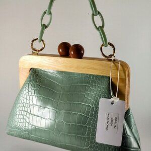 "Stylish Green Crocodile Pattern Handbag with Wooden Frame & Chain Strap"